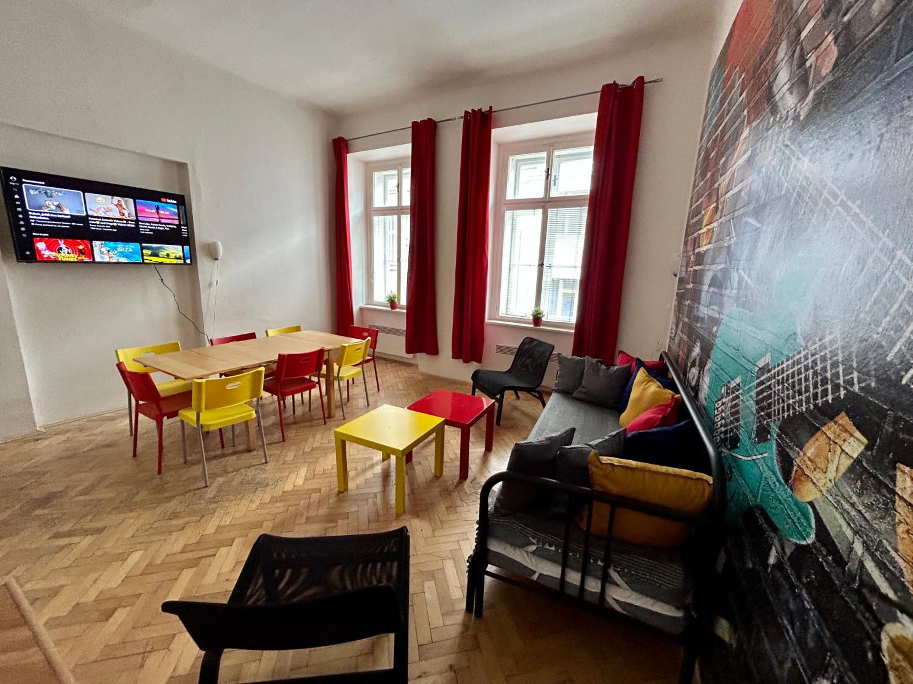 PARTY HOUSE PRAGUE - Apartments Ve Smečkách 18, CITY CENTER!!
