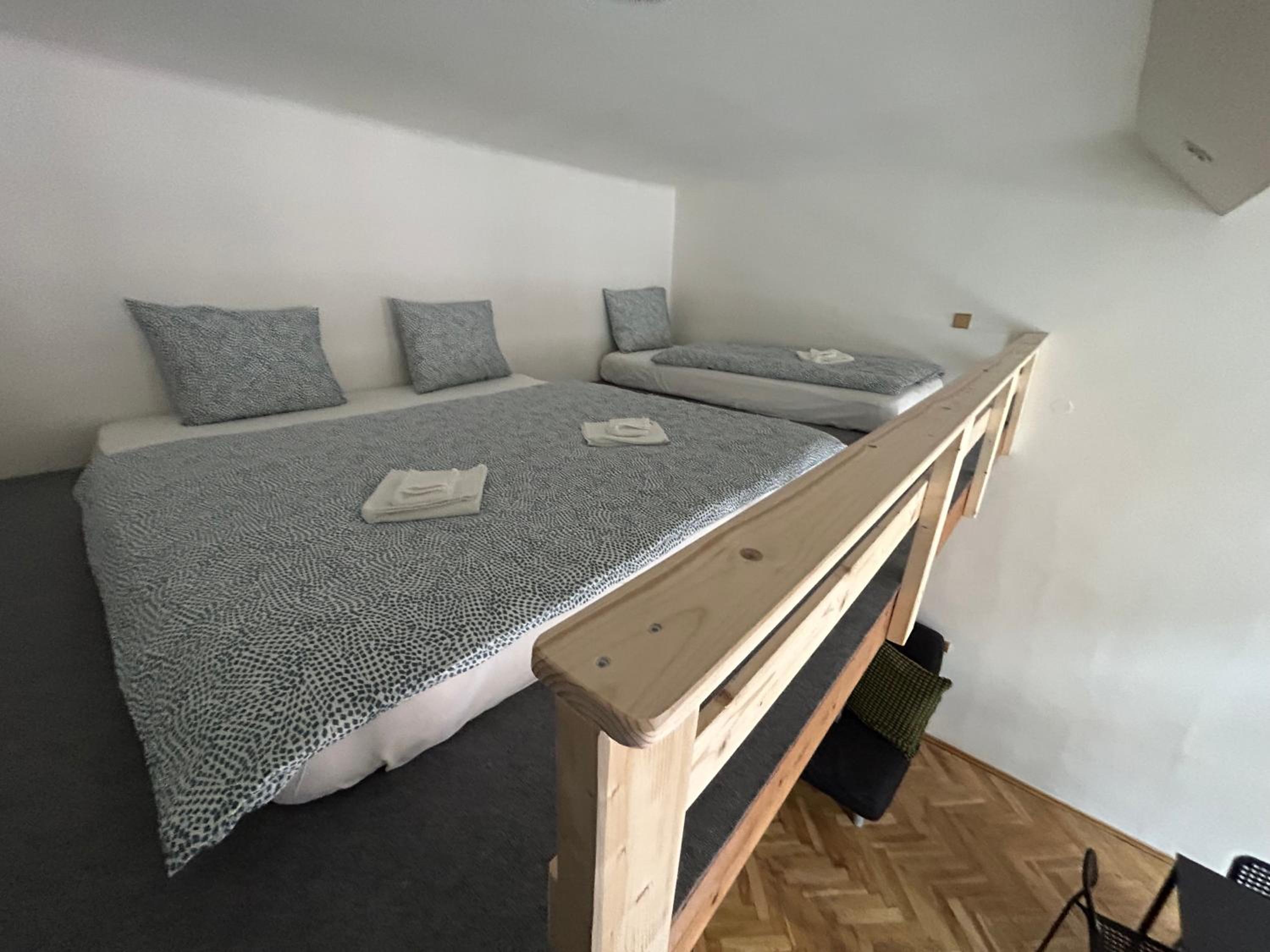 PARTY HOUSE PRAGUE - Apartments Ve Smečkách 18, CITY CENTER!!