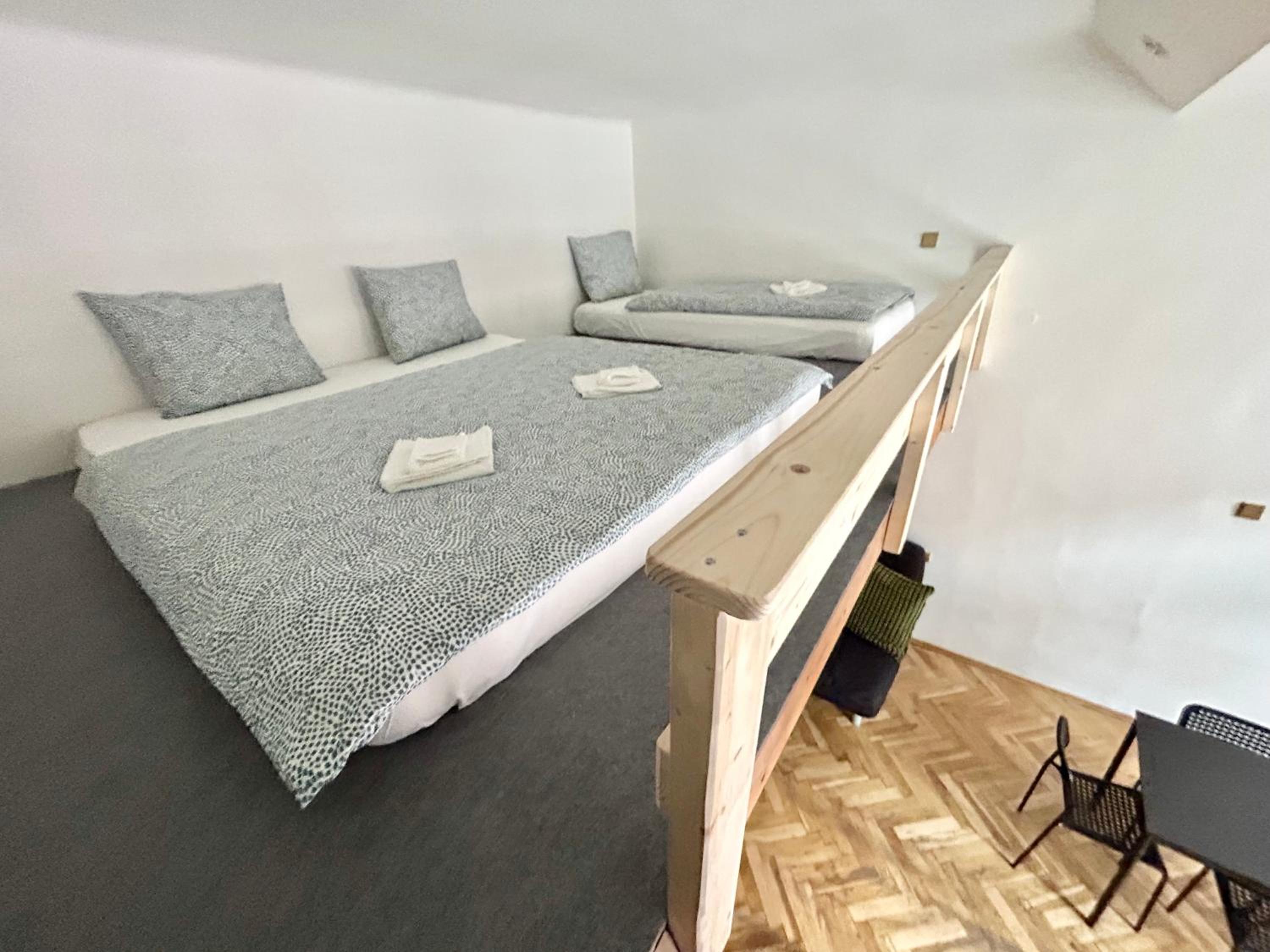 PARTY HOUSE PRAGUE - Apartments Ve Smečkách 18, CITY CENTER!!