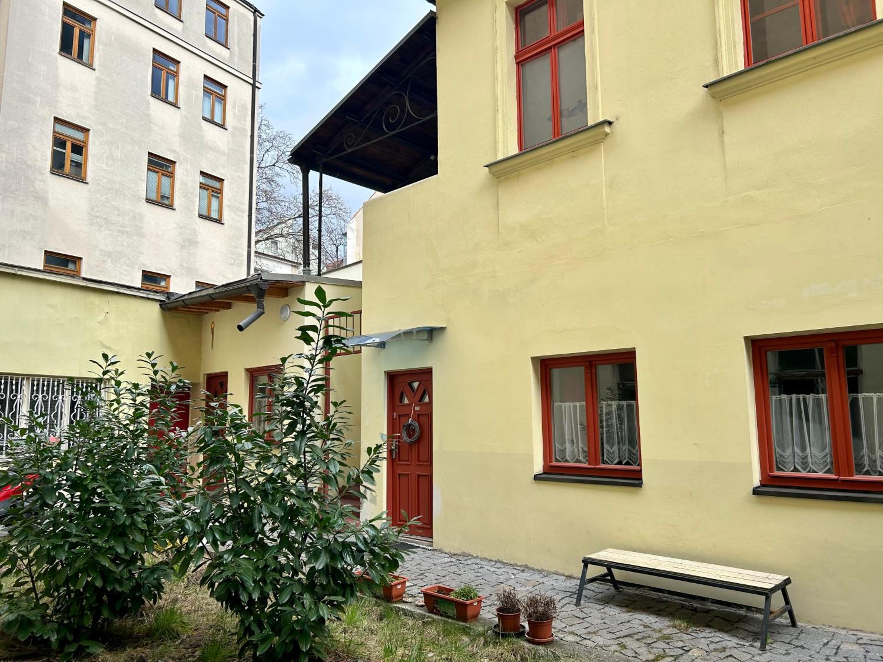 PARTY HOUSE PRAGUE - Apartments Ve Smečkách 18, CITY CENTER!!