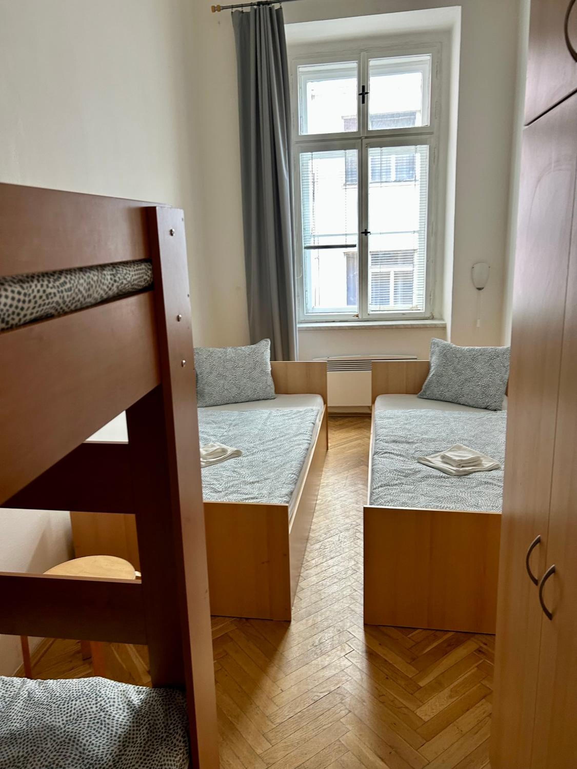 PARTY HOUSE PRAGUE - Apartments Ve Smečkách 18, CITY CENTER!!