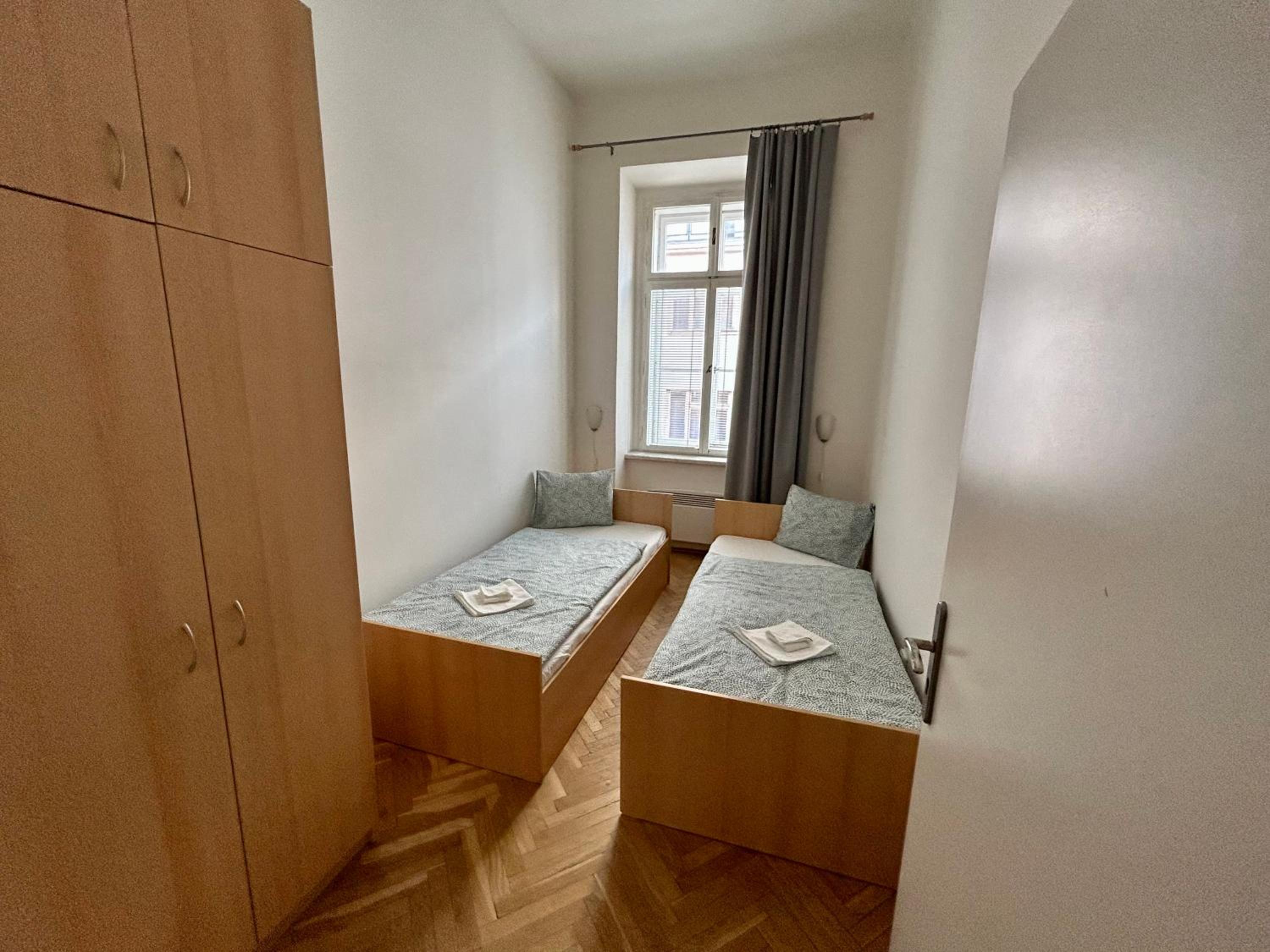 PARTY HOUSE PRAGUE - Apartments Ve Smečkách 18, CITY CENTER!!