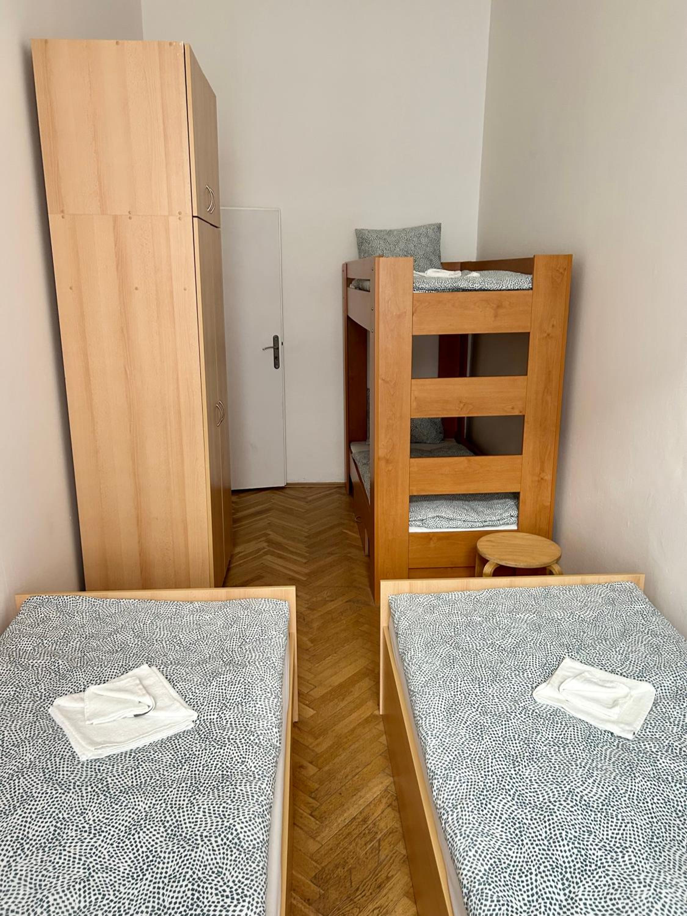 PARTY HOUSE PRAGUE - Apartments Ve Smečkách 18, CITY CENTER!!