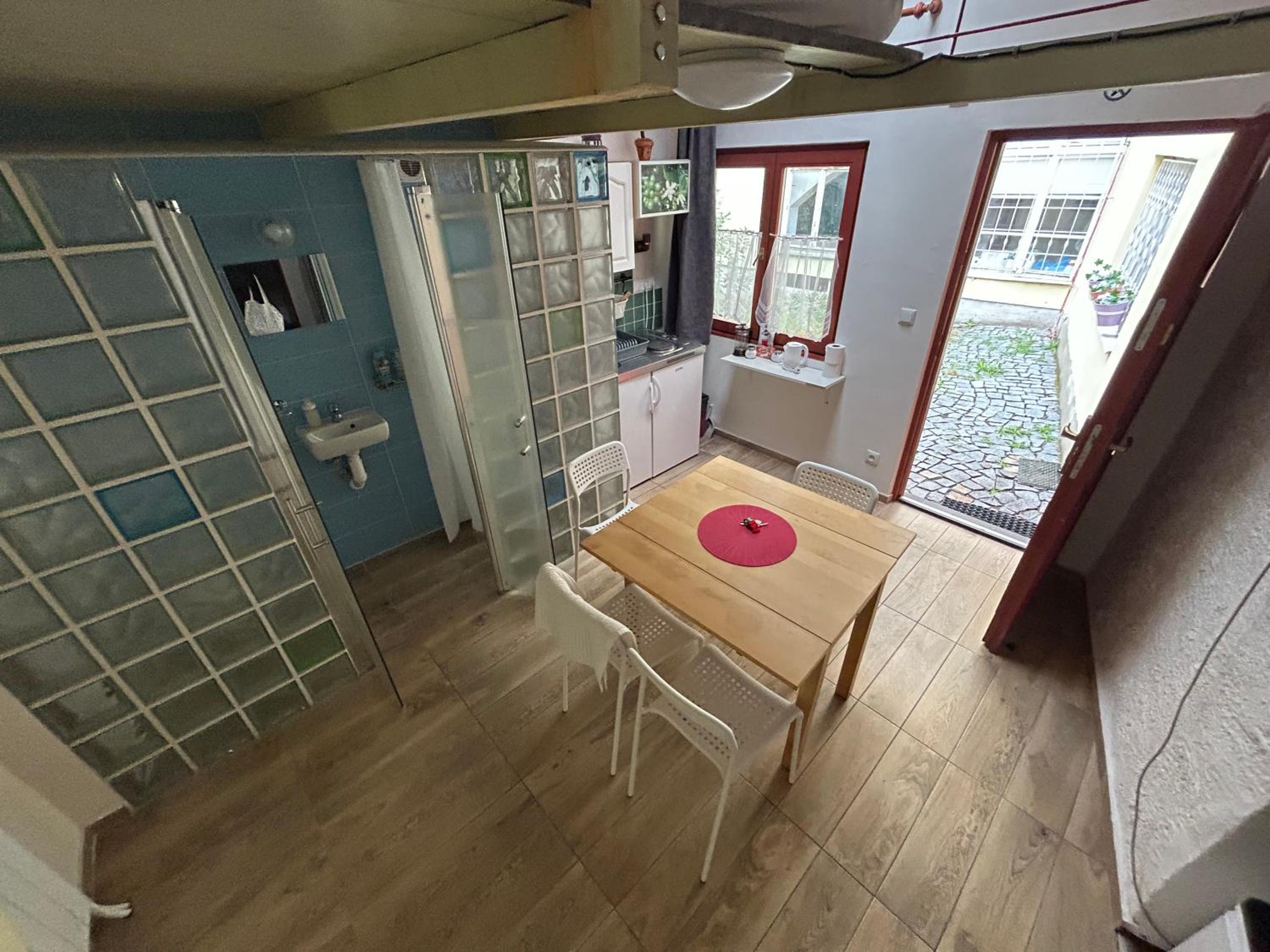 PARTY HOUSE PRAGUE - Apartments Ve Smečkách 18, CITY CENTER!!