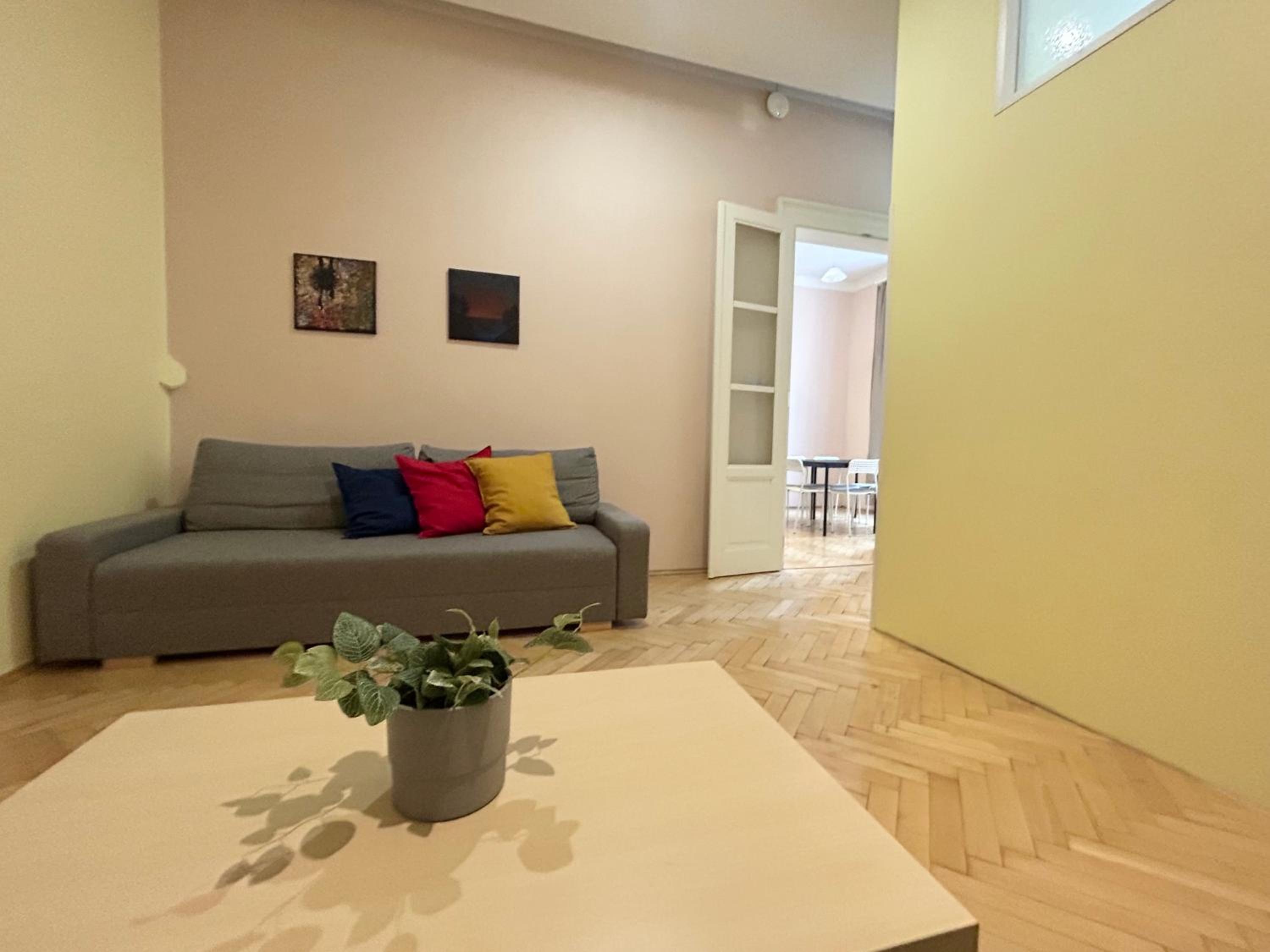 PARTY HOUSE PRAGUE - Apartments Ve Smečkách 18, CITY CENTER!!