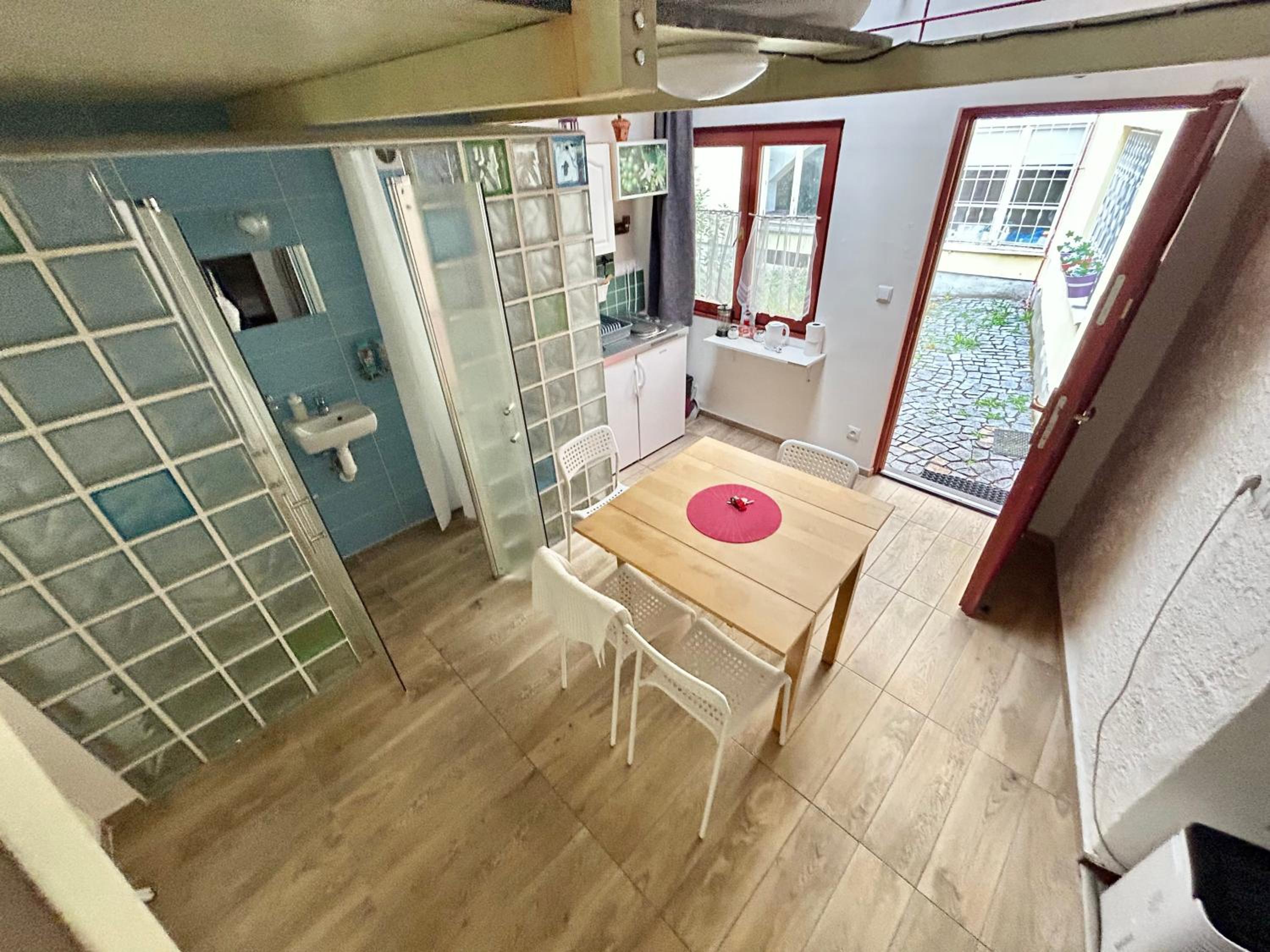 PARTY HOUSE PRAGUE - Apartments Ve Smečkách 18, CITY CENTER!!