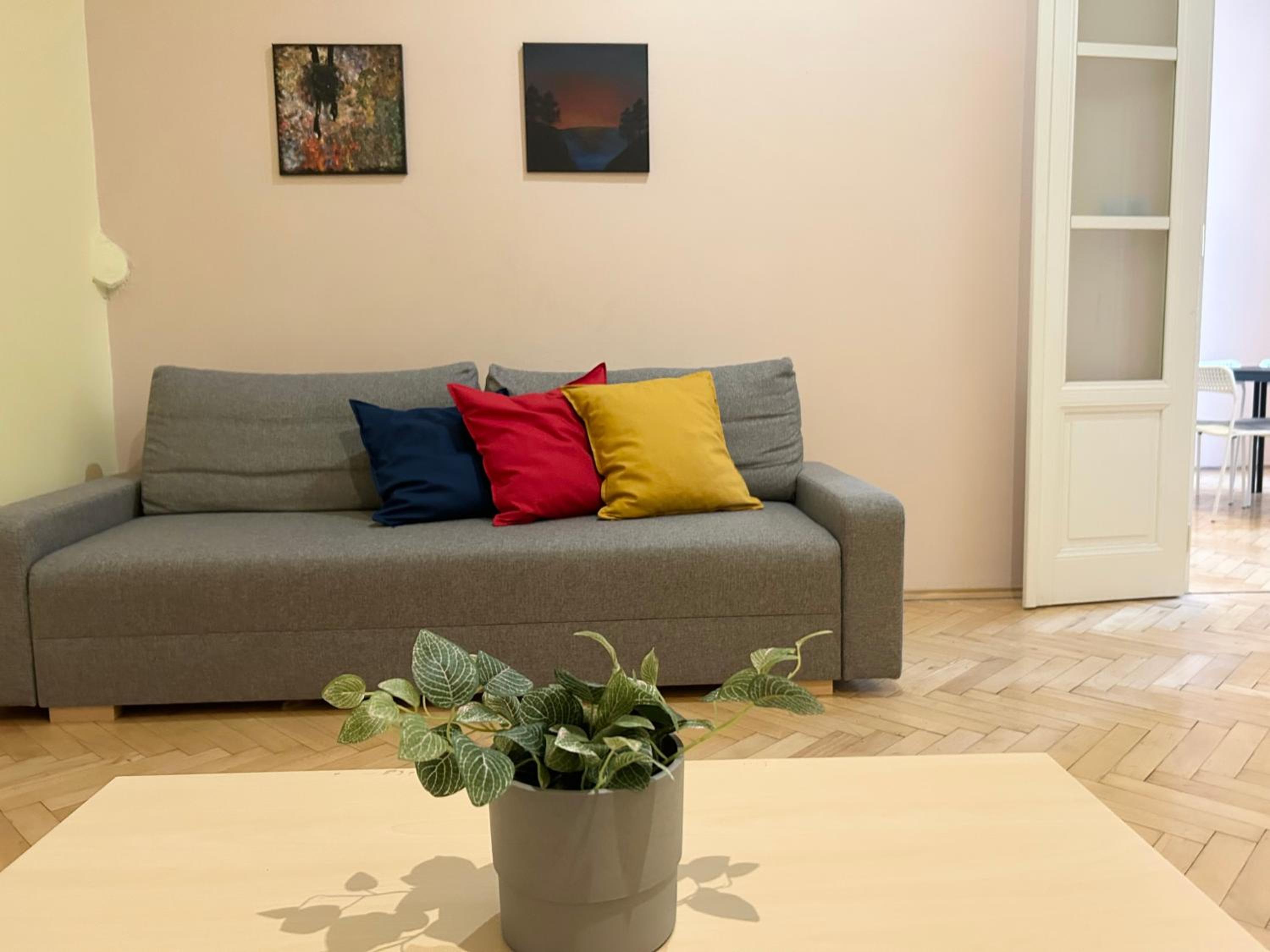 PARTY HOUSE PRAGUE - Apartments Ve Smečkách 18, CITY CENTER!!