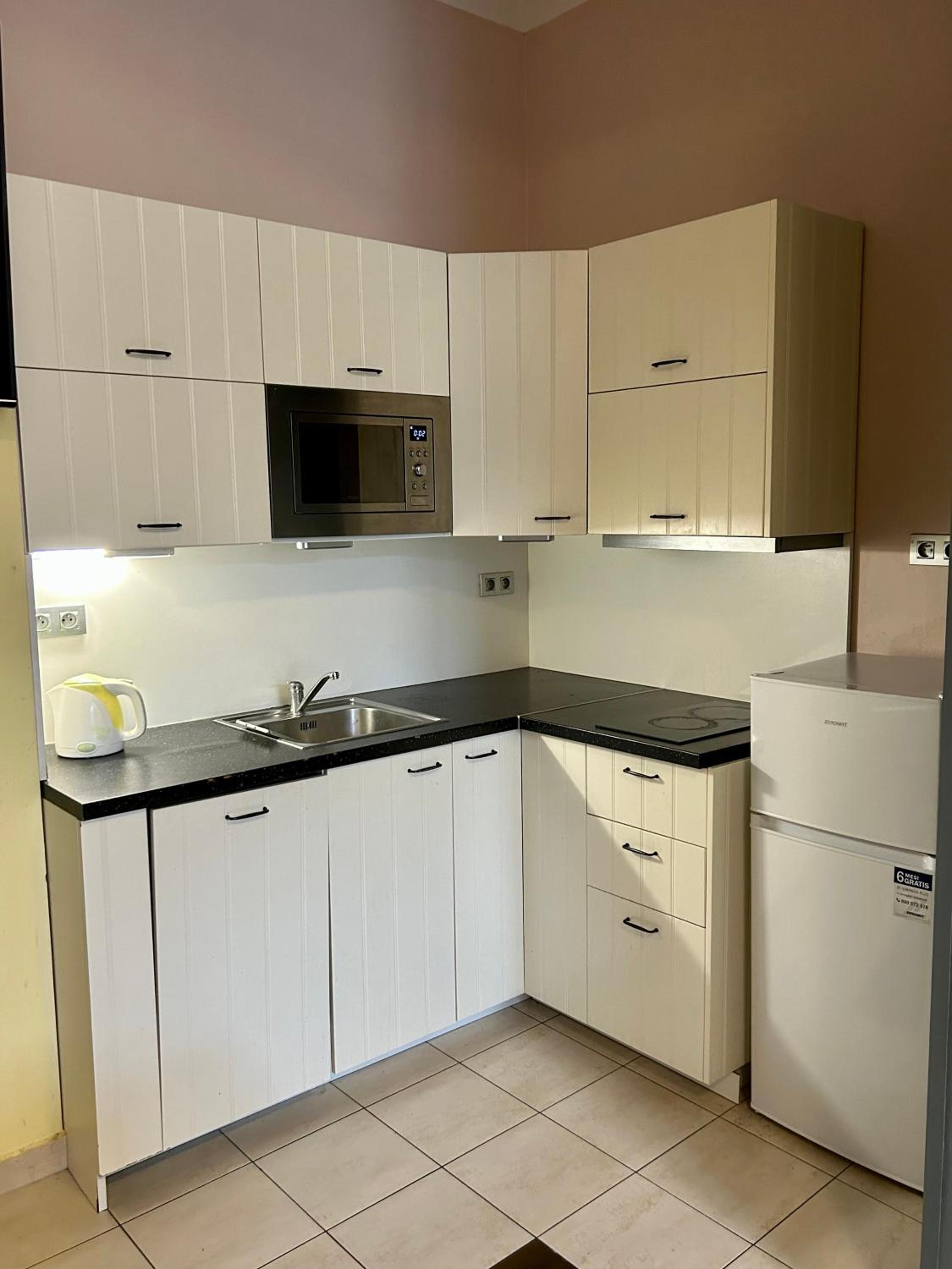 PARTY HOUSE PRAGUE - Apartments Ve Smečkách 18, CITY CENTER!!