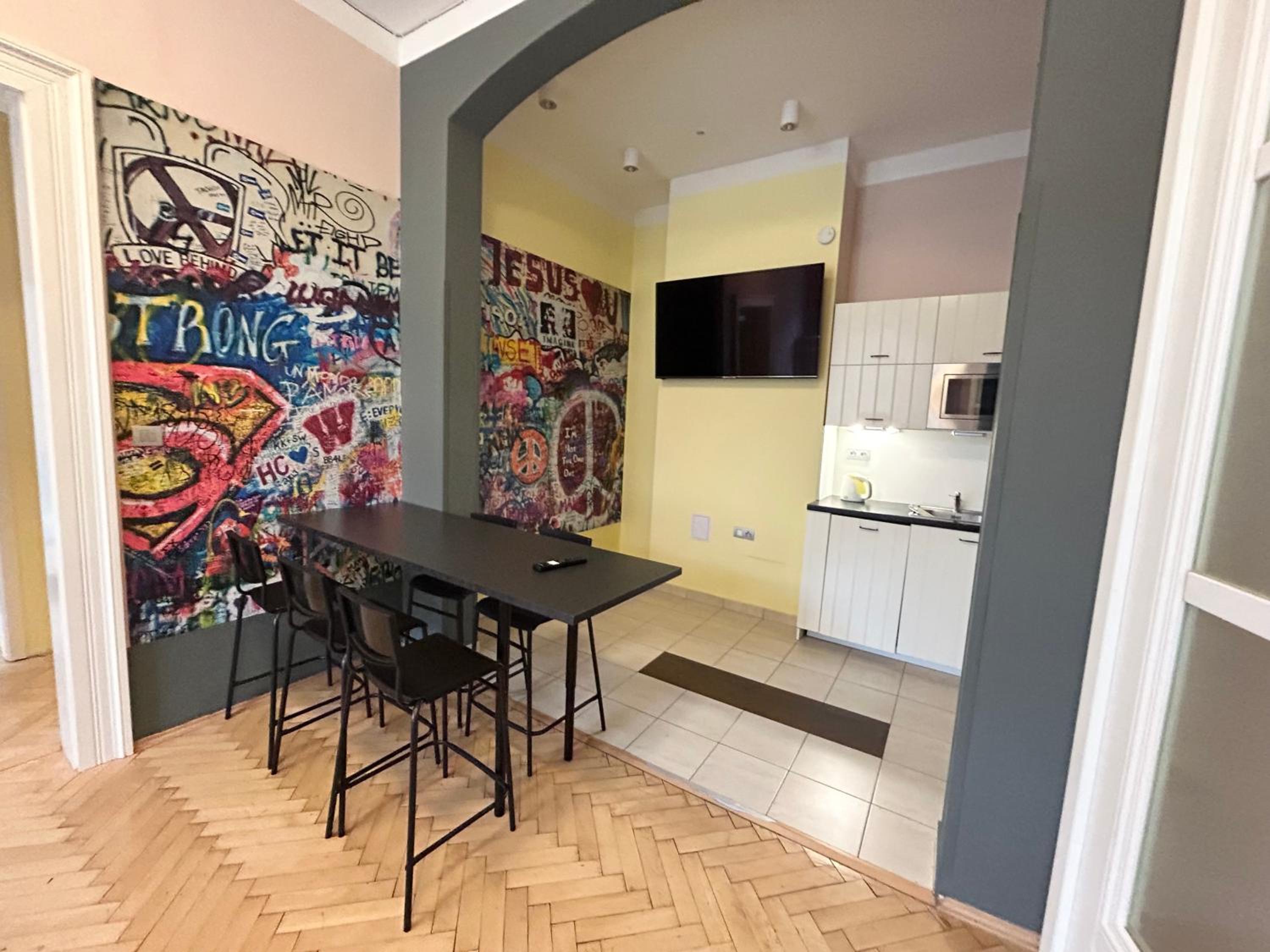 PARTY HOUSE PRAGUE - Apartments Ve Smečkách 18, CITY CENTER!!