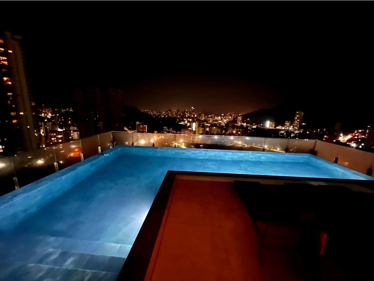 Ap completo a 900m da Vila Germânica com Piscina, Academia, Wi-Fi, Ar, Garagem e Tv no quarto