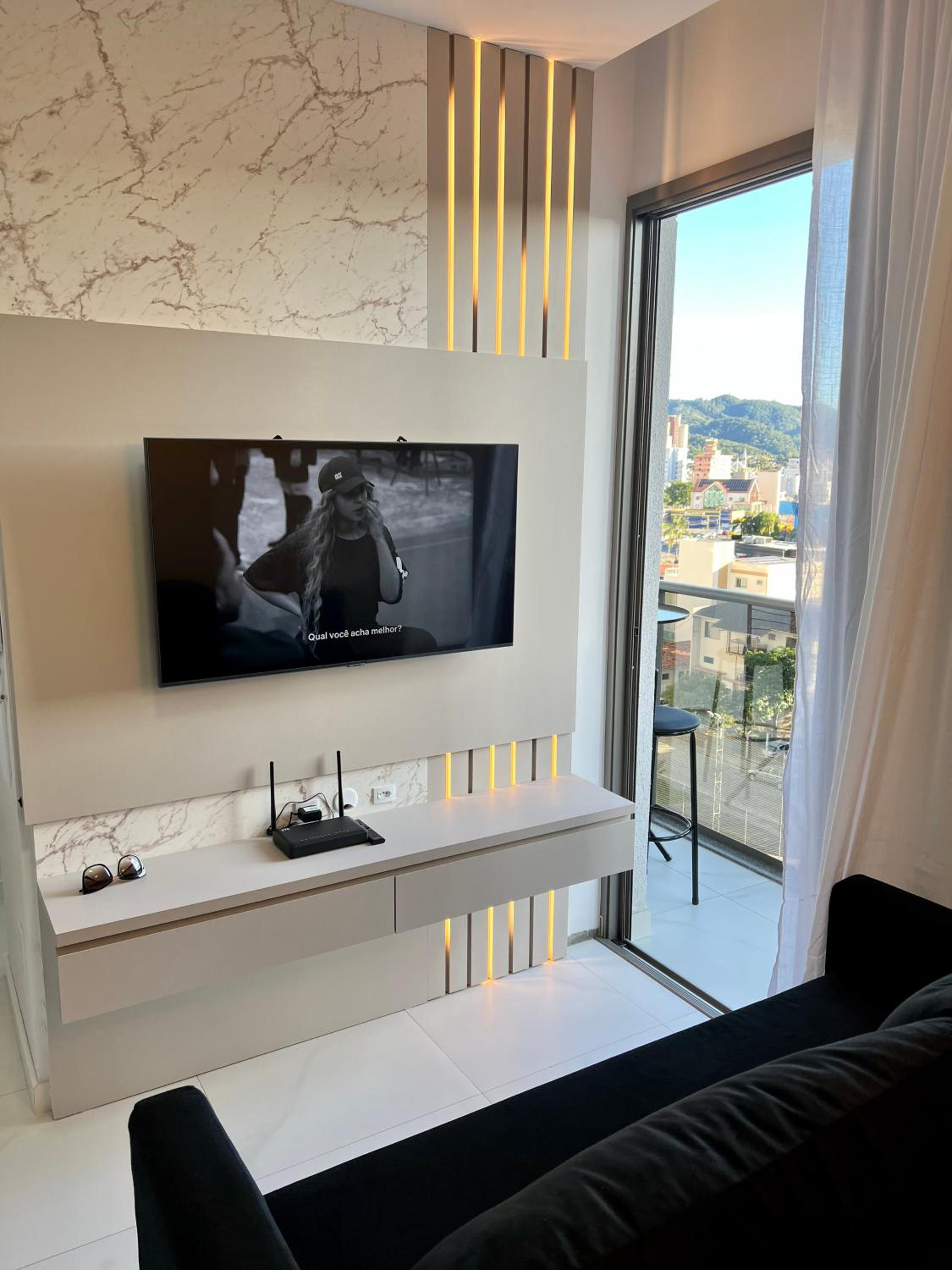 Ap completo a 900m da Vila Germânica com Piscina, Academia, Wi-Fi, Ar, Garagem e Tv no quarto