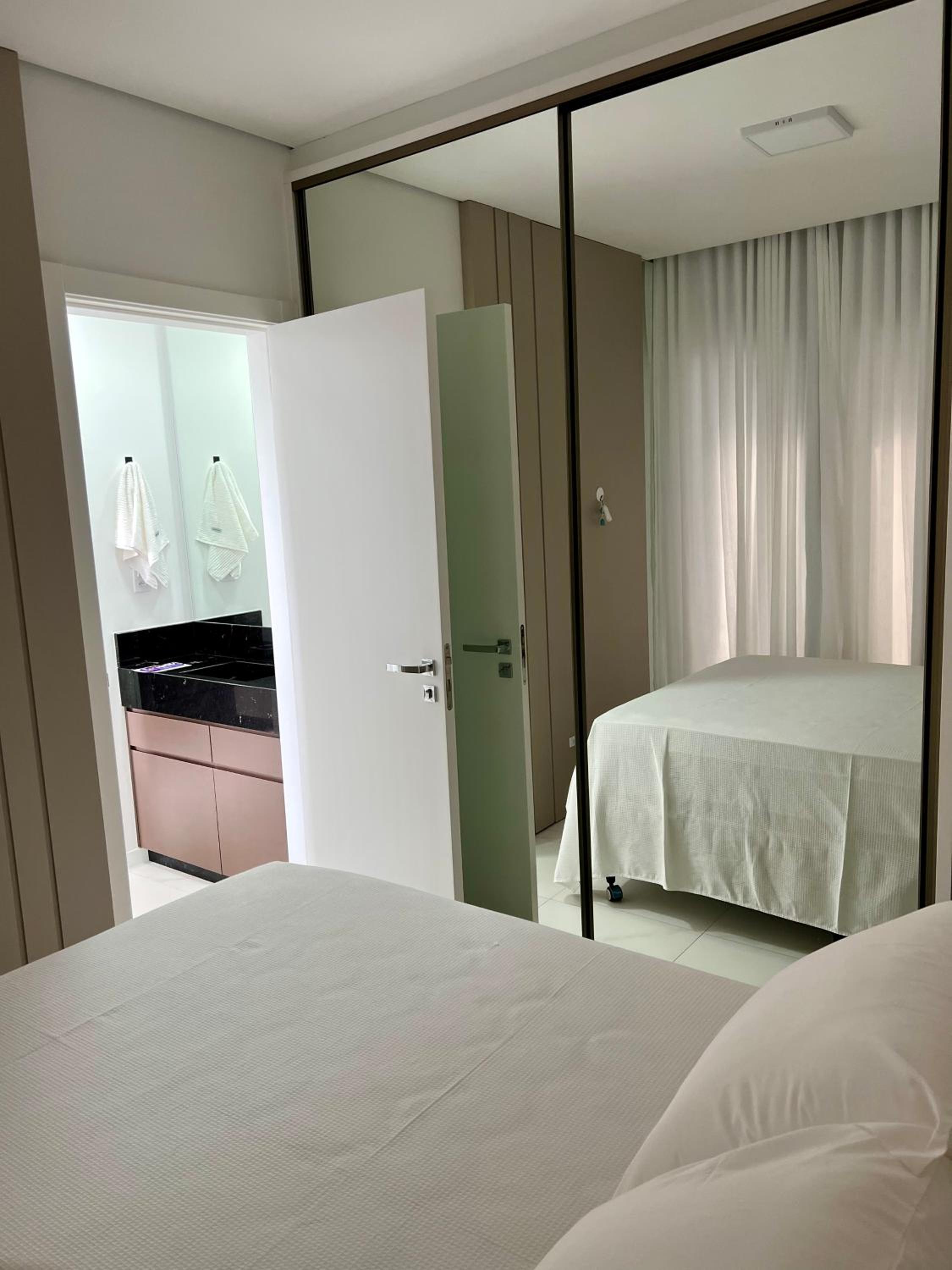 Ap completo a 900m da Vila Germânica com Piscina, Academia, Wi-Fi, Ar, Garagem e Tv no quarto