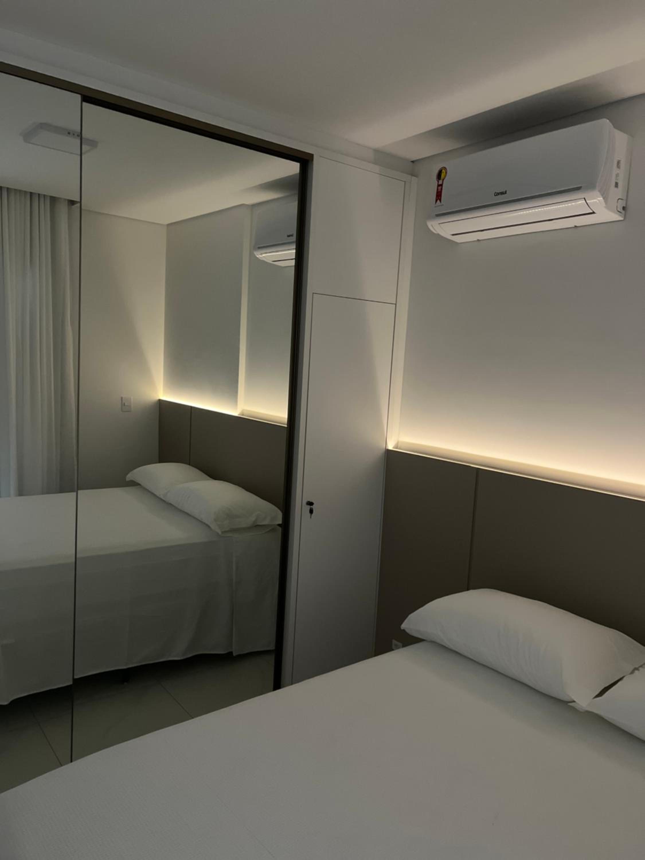 Ap completo a 900m da Vila Germânica com Piscina, Academia, Wi-Fi, Ar, Garagem e Tv no quarto