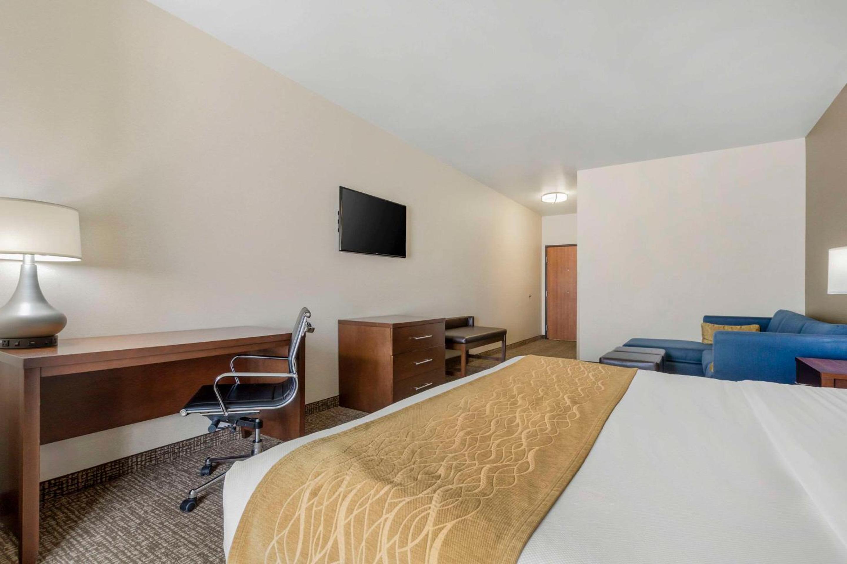 Mitchell Vacations - Comfort Inn  Suites Mitchell I-90 - Property Image 1