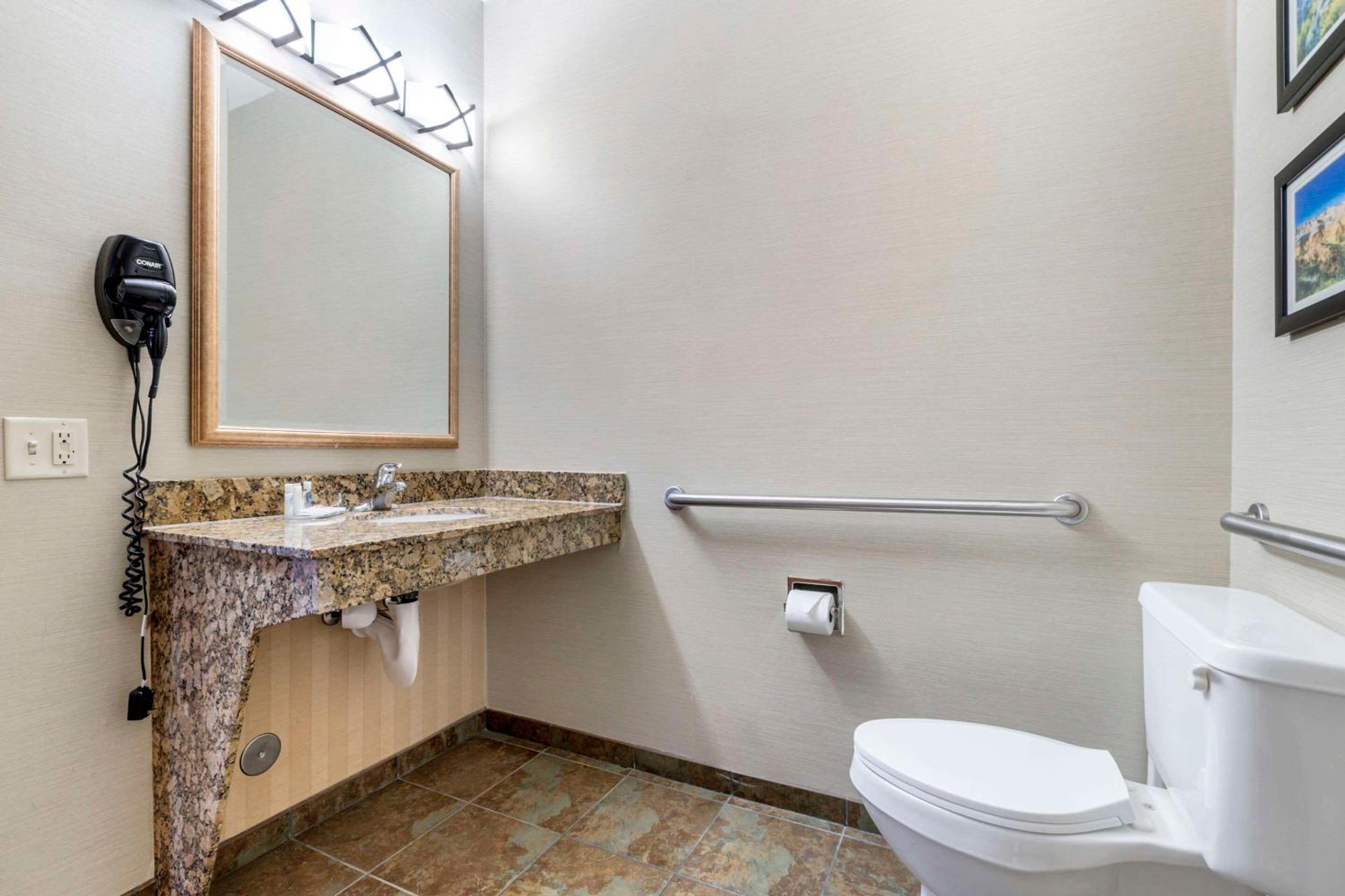 Mitchell Vacations - Comfort Inn  Suites Mitchell I-90 - Property Image 17