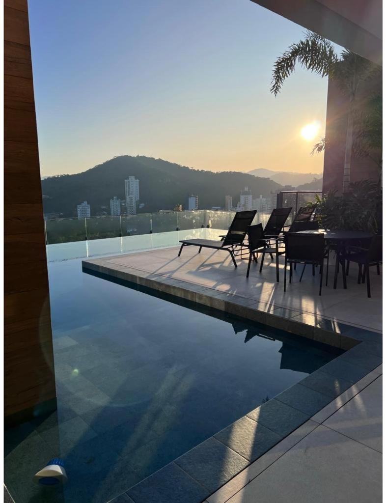 Ap completo a 900m da Vila Germânica com Piscina, Academia, Wi-Fi, Ar, Garagem e Tv no quarto