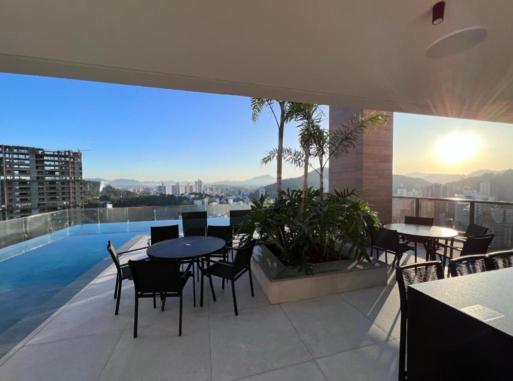 Ap completo a 900m da Vila Germânica com Piscina, Academia, Wi-Fi, Ar, Garagem e Tv no quarto