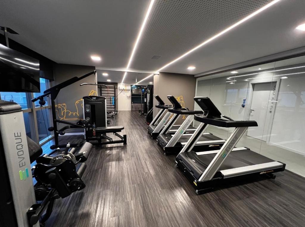 Ap completo a 900m da Vila Germânica com Piscina, Academia, Wi-Fi, Ar, Garagem e Tv no quarto