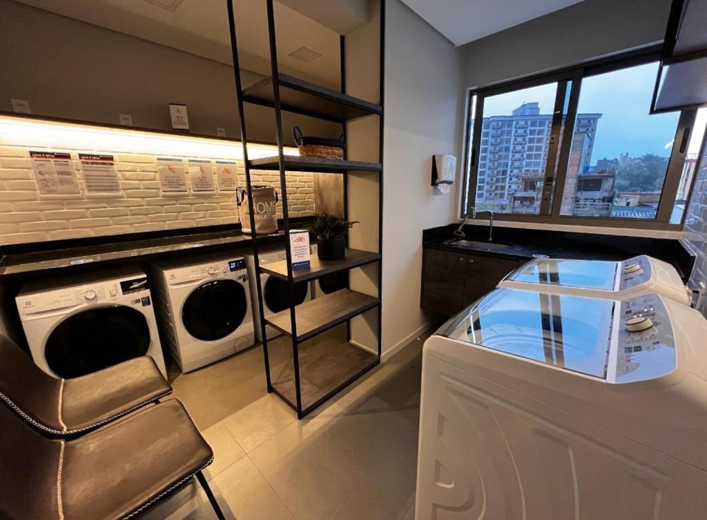 Ap completo a 900m da Vila Germânica com Piscina, Academia, Wi-Fi, Ar, Garagem e Tv no quarto