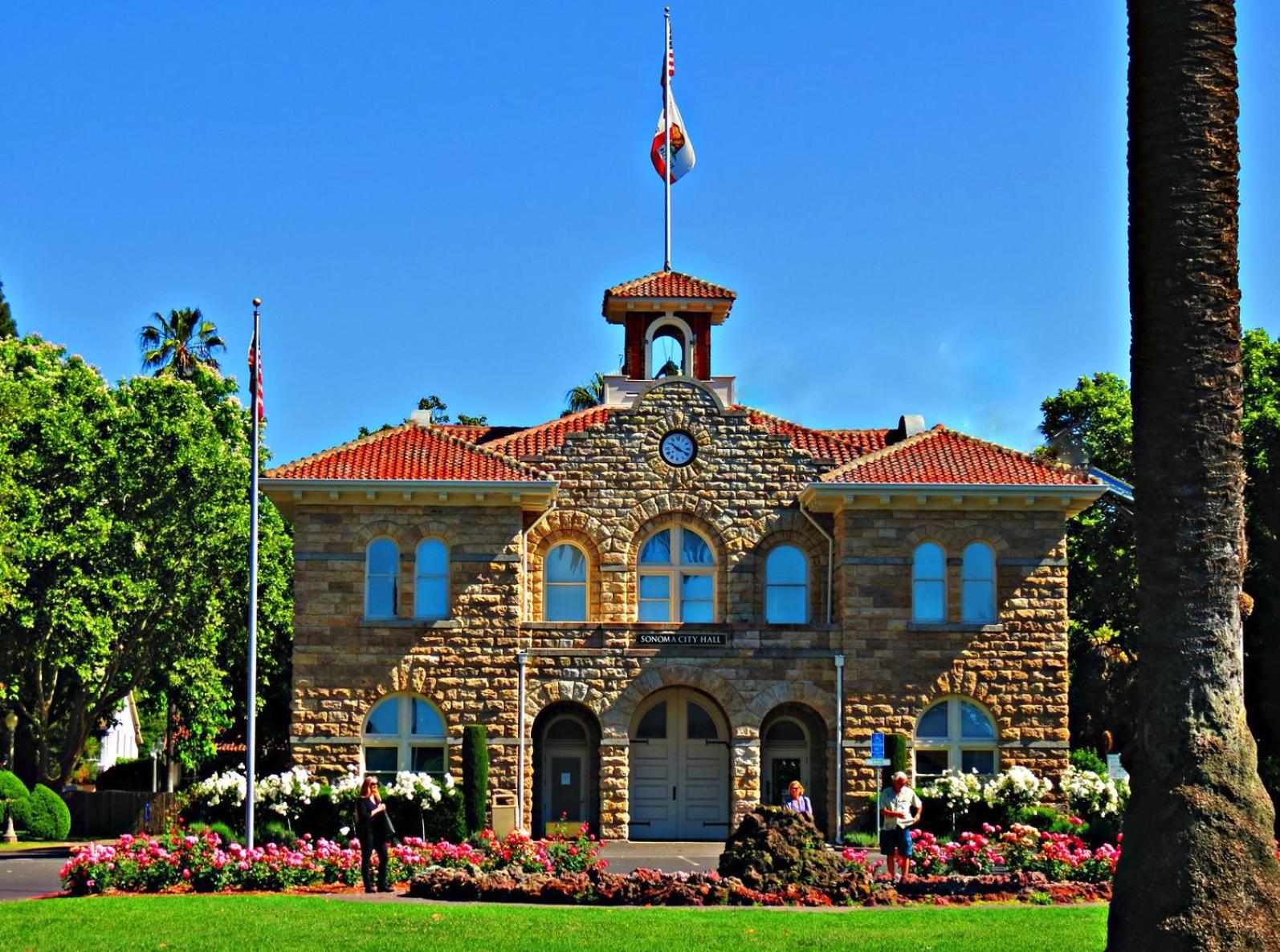 Hotel Spacious Oasis Hot Tub Backyard Garden 3BR/2BA - Image 1