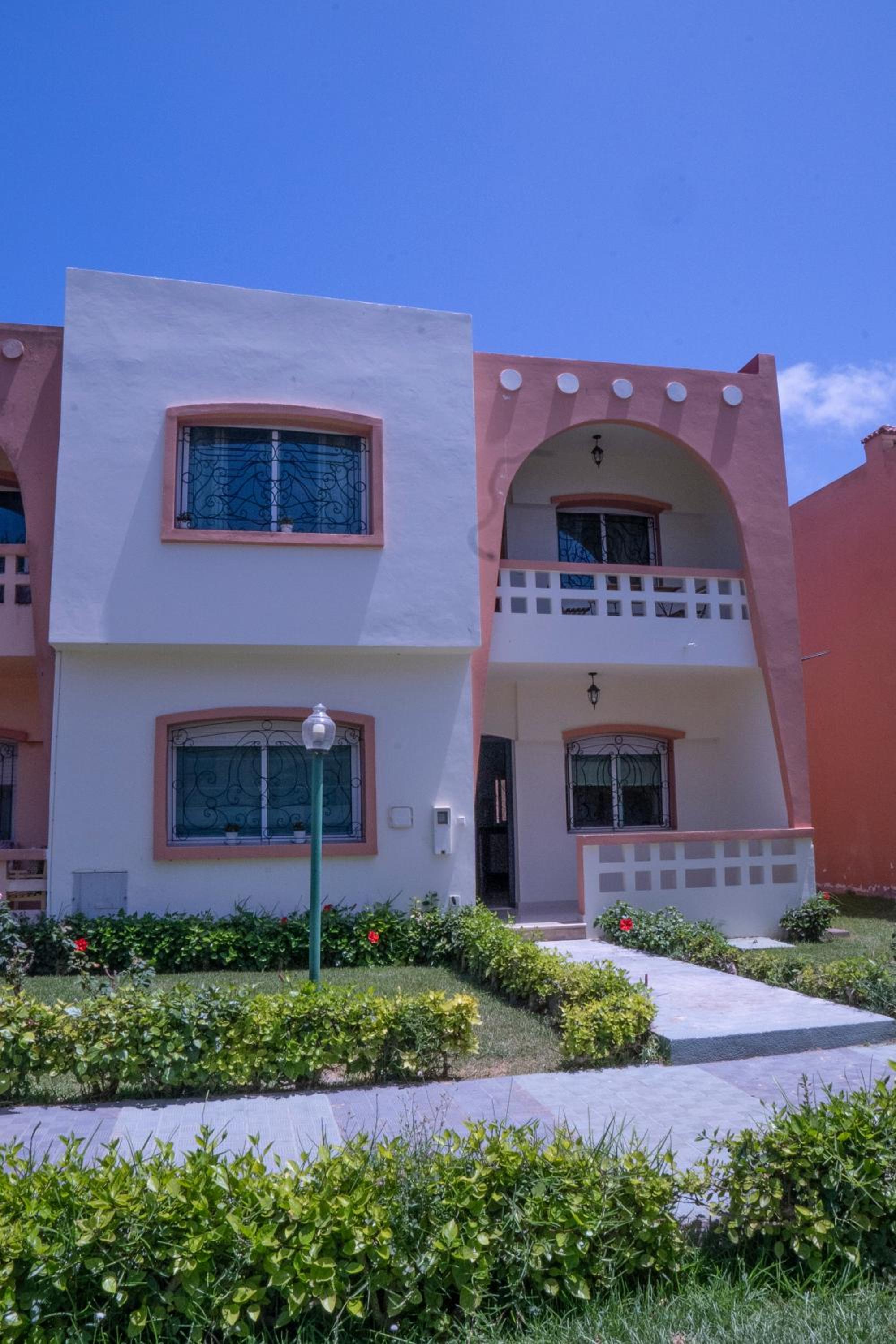Duplex La roseraie à 2min de la plage 2 piscines view 2