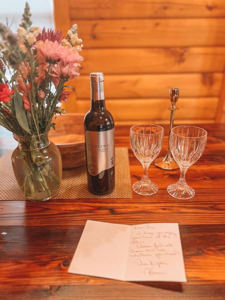Mountain-Top-Hideaway Stay in a log cabin on a private rd! Swim, hike, explore a true mountain experience
