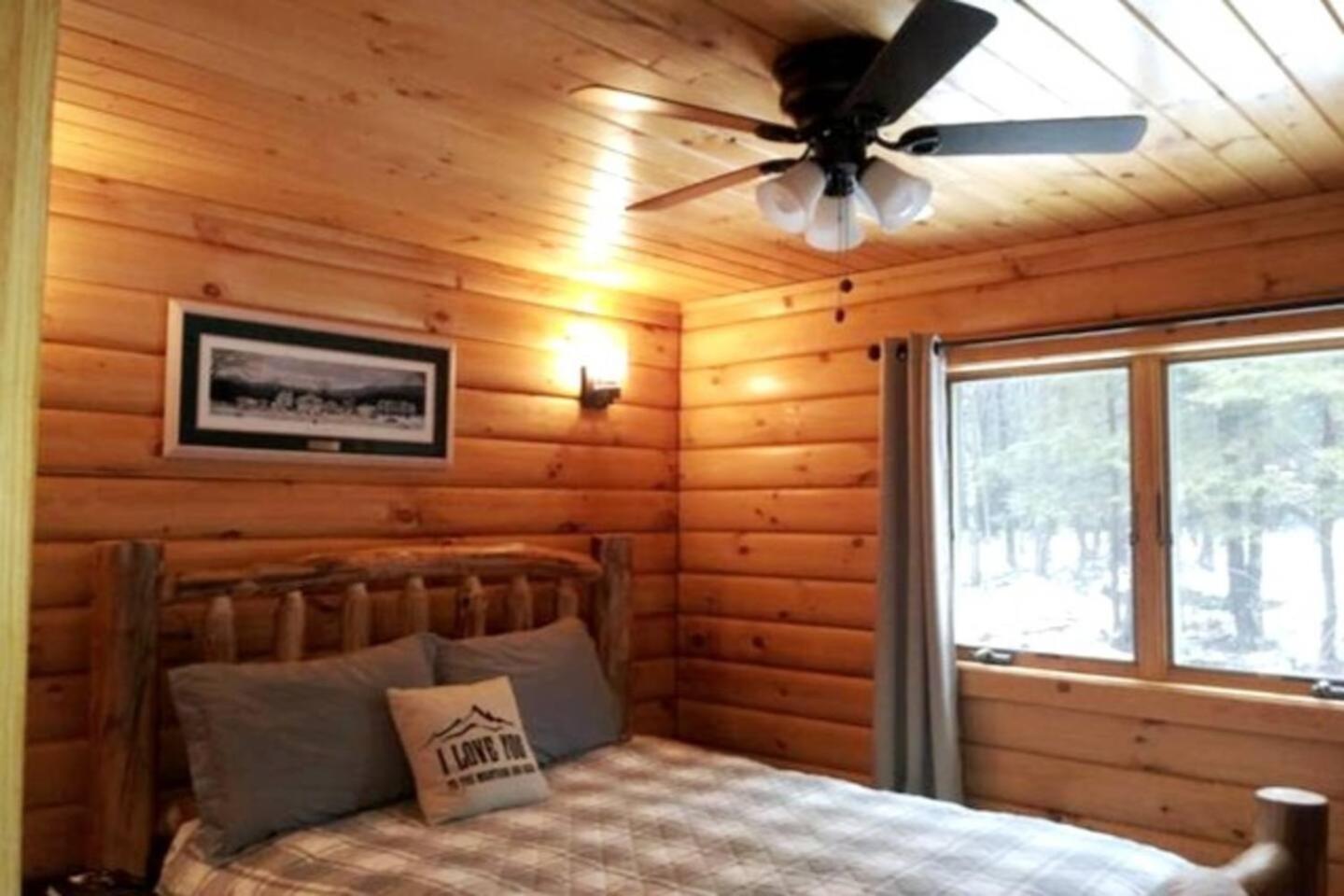 Mountain-Top-Hideaway Stay in a log cabin on a private rd! Swim, hike, explore a true mountain experience