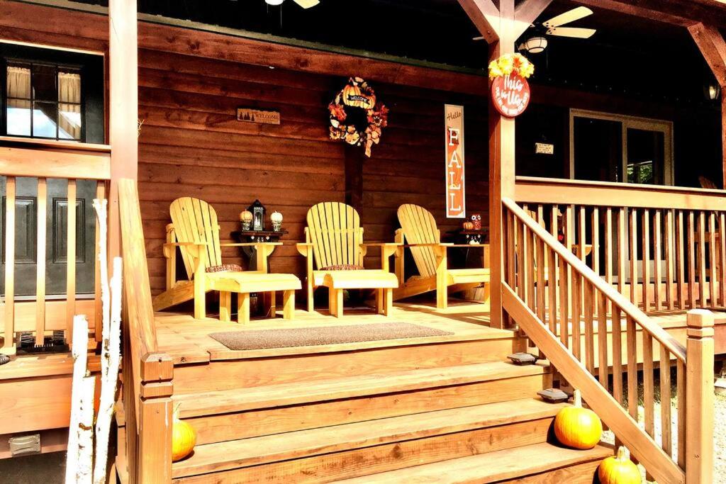 Mountain-Top-Hideaway Stay in a log cabin on a private rd! Swim, hike, explore a true mountain experience