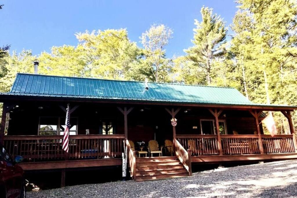 Mountain-Top-Hideaway Stay in a log cabin on a private rd! Swim, hike, explore a true mountain experience