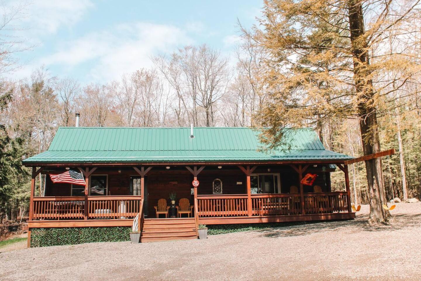 Mountain-Top-Hideaway Stay in a log cabin on a private rd! Swim, hike, explore a true mountain experience