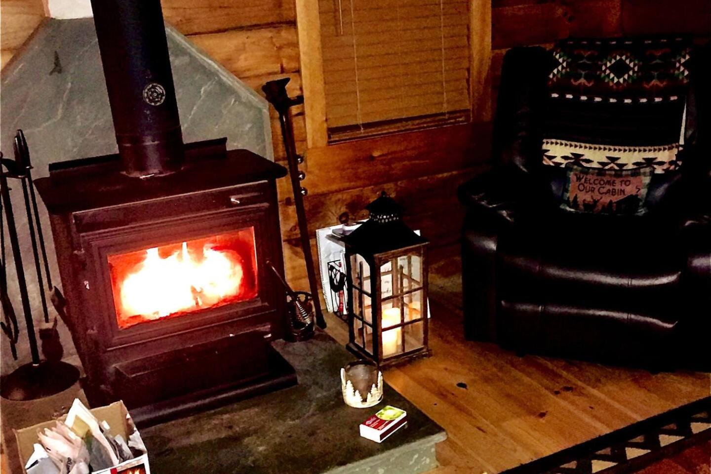 Mountain-Top-Hideaway Stay in a log cabin on a private rd! Swim, hike, explore a true mountain experience