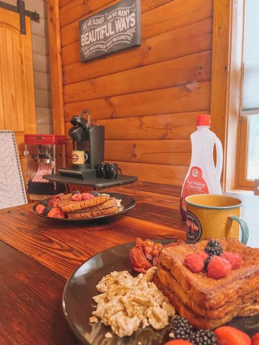Mountain-Top-Hideaway Stay in a log cabin on a private rd! Swim, hike, explore a true mountain experience