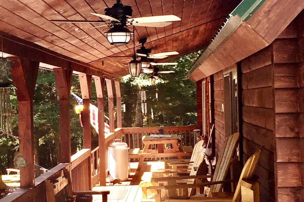 Mountain-Top-Hideaway Stay in a log cabin on a private rd! Swim, hike, explore a true mountain experience