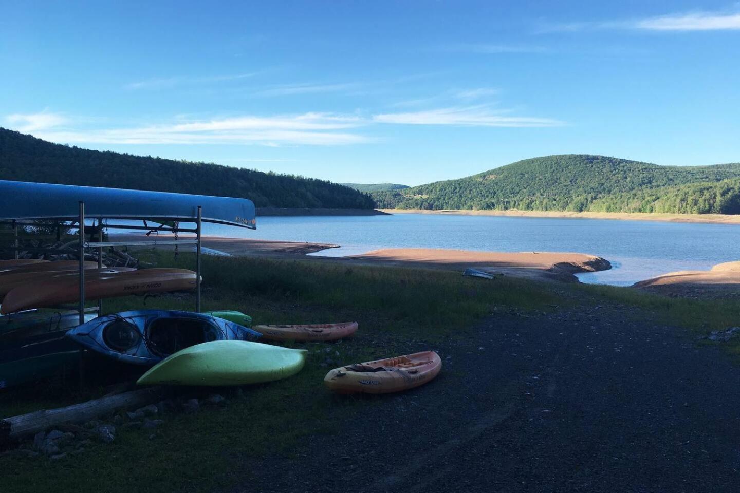 Mountain-Top-Hideaway Stay in a log cabin on a private rd! Swim, hike, explore a true mountain experience
