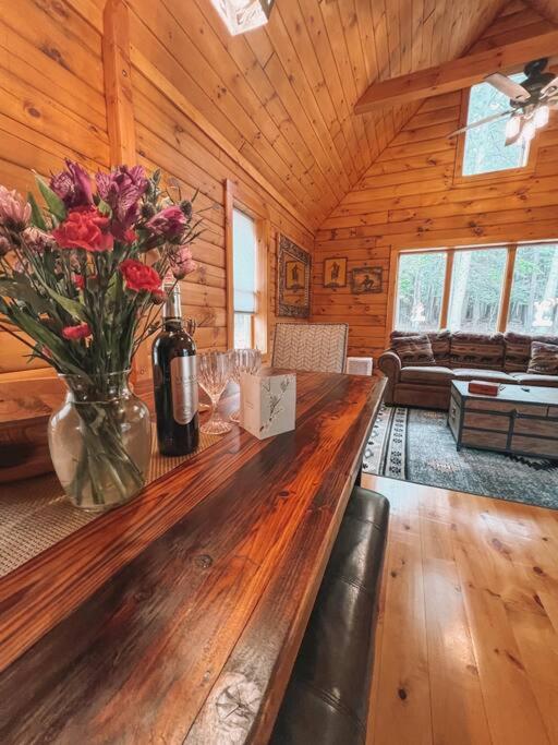 Mountain-Top-Hideaway Stay in a log cabin on a private rd! Swim, hike, explore a true mountain experience