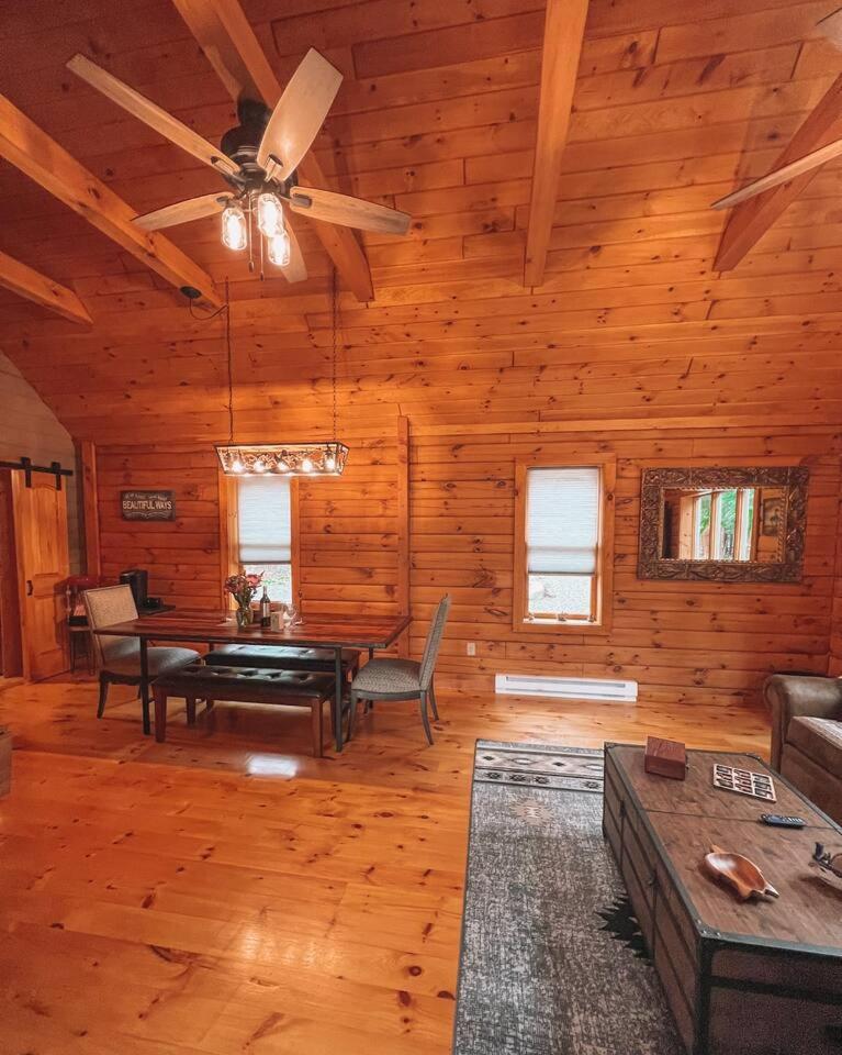 Mountain-Top-Hideaway Stay in a log cabin on a private rd! Swim, hike, explore a true mountain experience