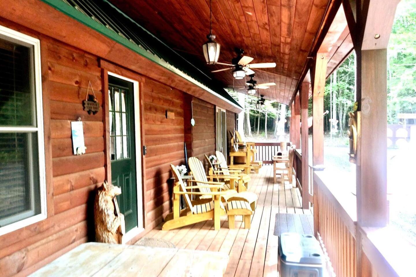 Mountain-Top-Hideaway Stay in a log cabin on a private rd! Swim, hike, explore a true mountain experience