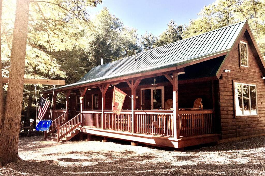 Mountain-Top-Hideaway Stay in a log cabin on a private rd! Swim, hike, explore a true mountain experience