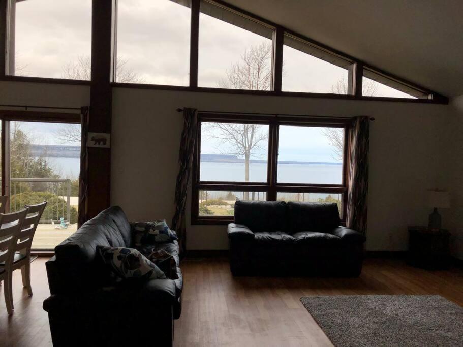 Amazing view of 4 bedrooms, 3 bathrooms 4-season cottage