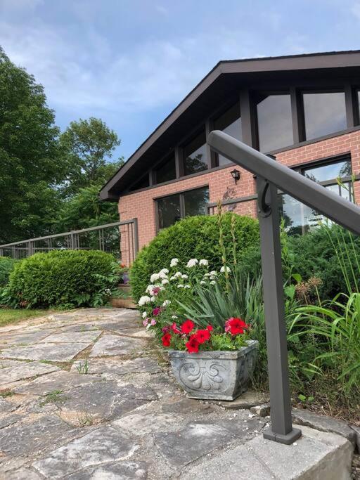 Amazing view of 4 bedrooms, 3 bathrooms 4-season cottage