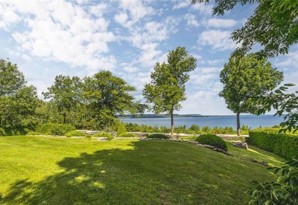 Amazing view of 4 bedrooms, 3 bathrooms 4-season cottage