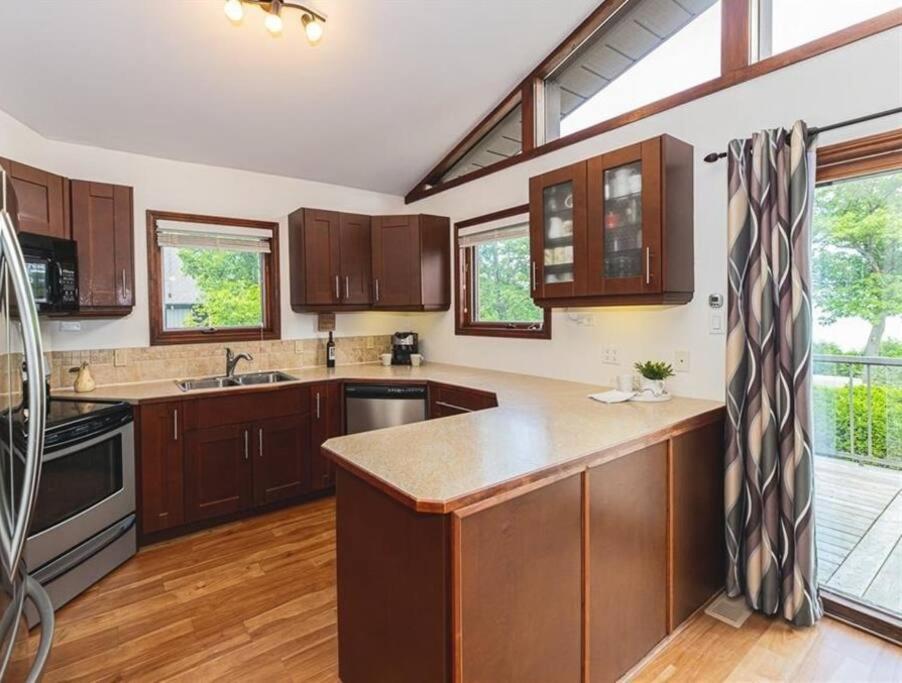 Amazing view of 4 bedrooms, 3 bathrooms 4-season cottage