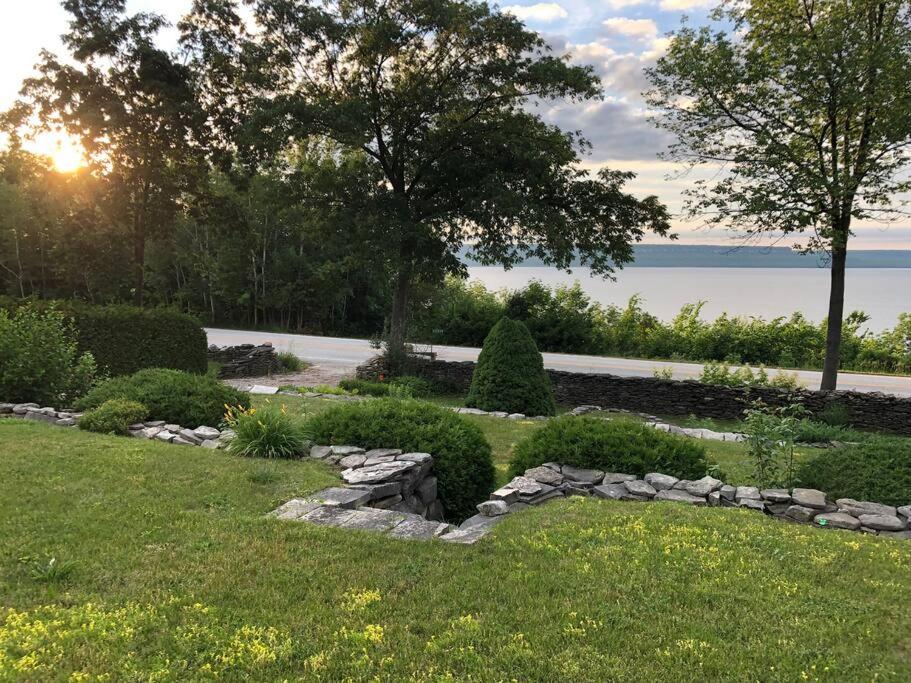 Amazing view of 4 bedrooms, 3 bathrooms 4-season cottage