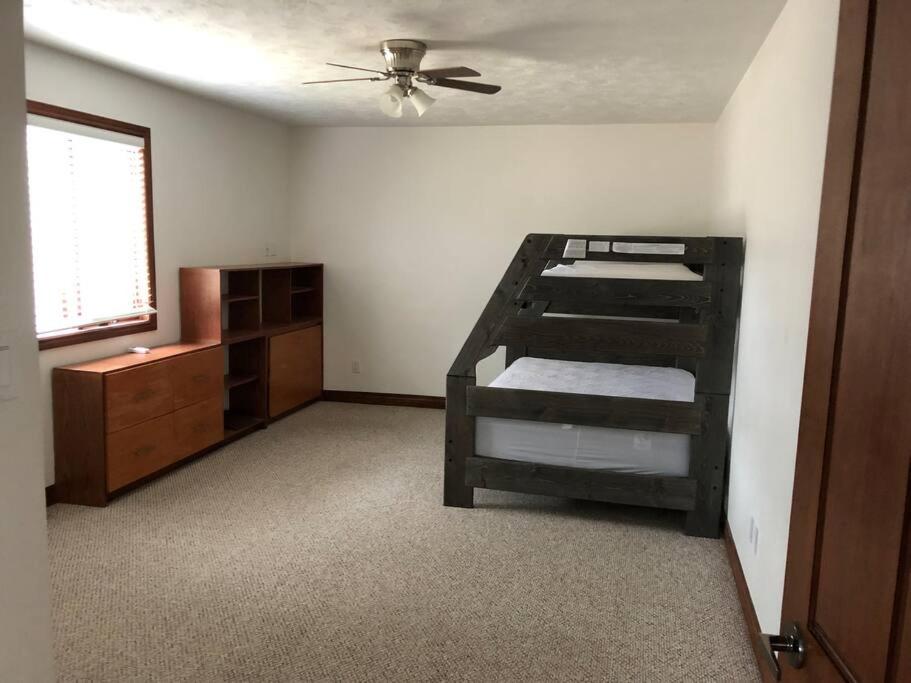 Amazing view of 4 bedrooms, 3 bathrooms 4-season cottage