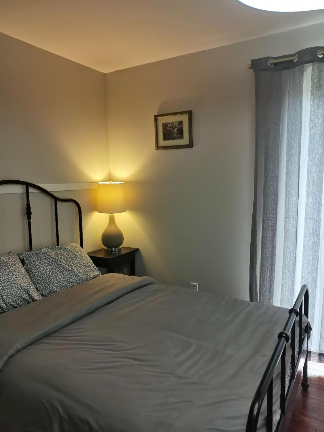 Lily room near golf and banff costco newly renovated queen size bed Single bathroom sofa TV