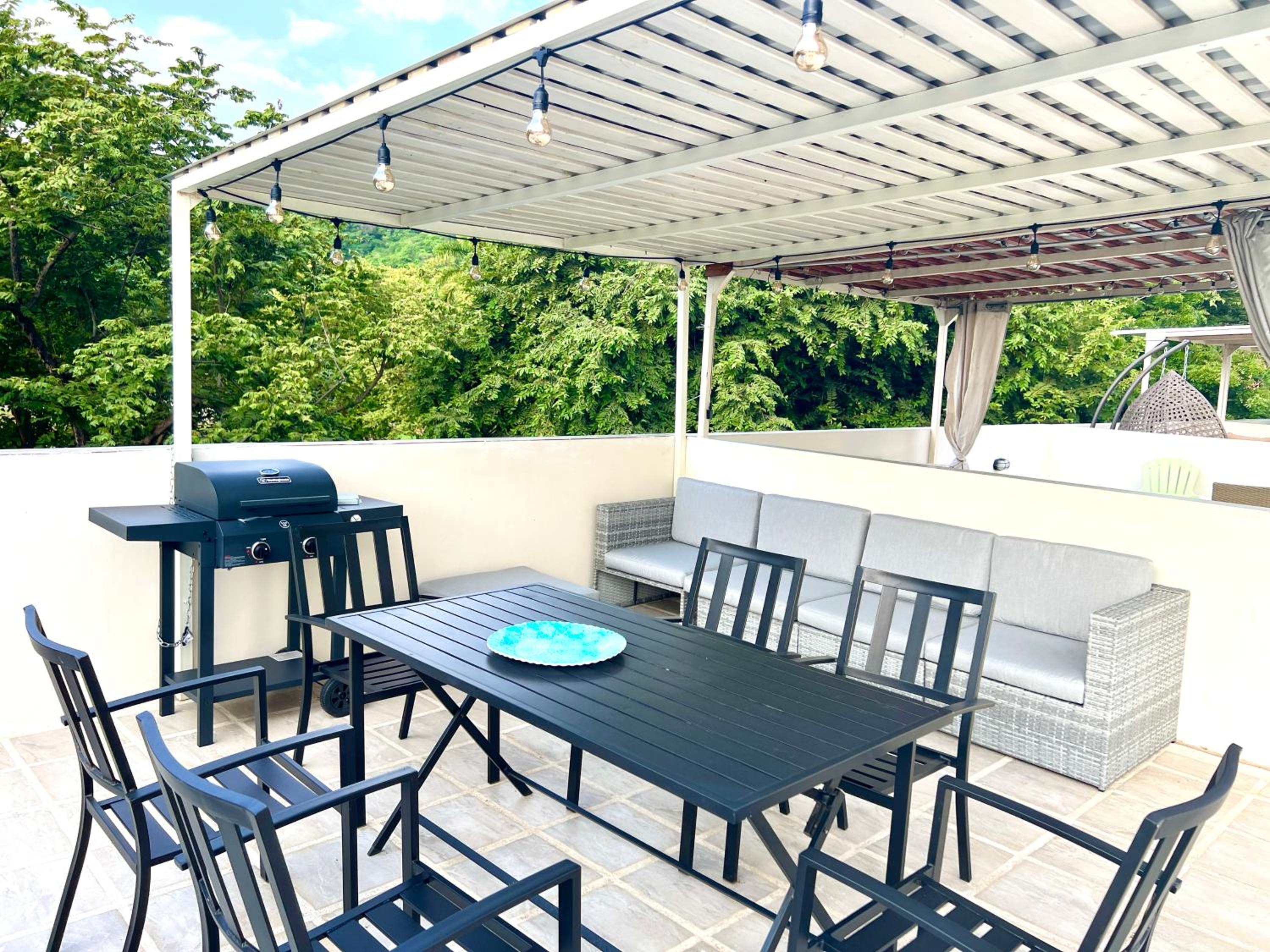 Sunny Tropical condo and rooftop terrace