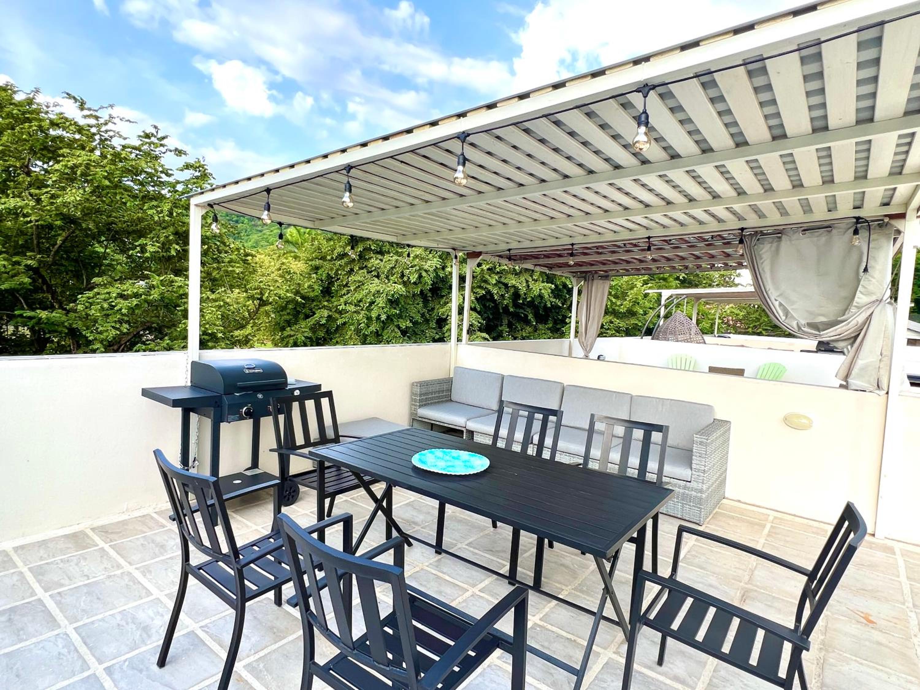 Sunny Tropical condo and rooftop terrace