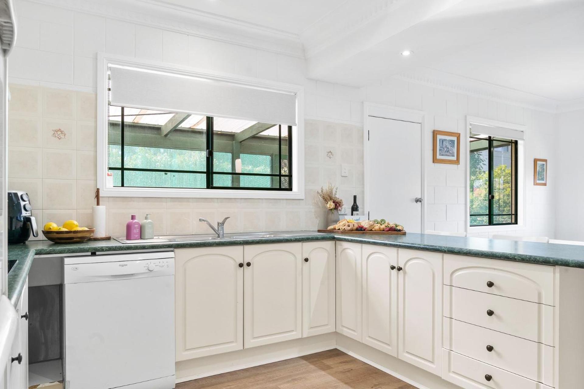 Mountain Views Milton - renovated home near village