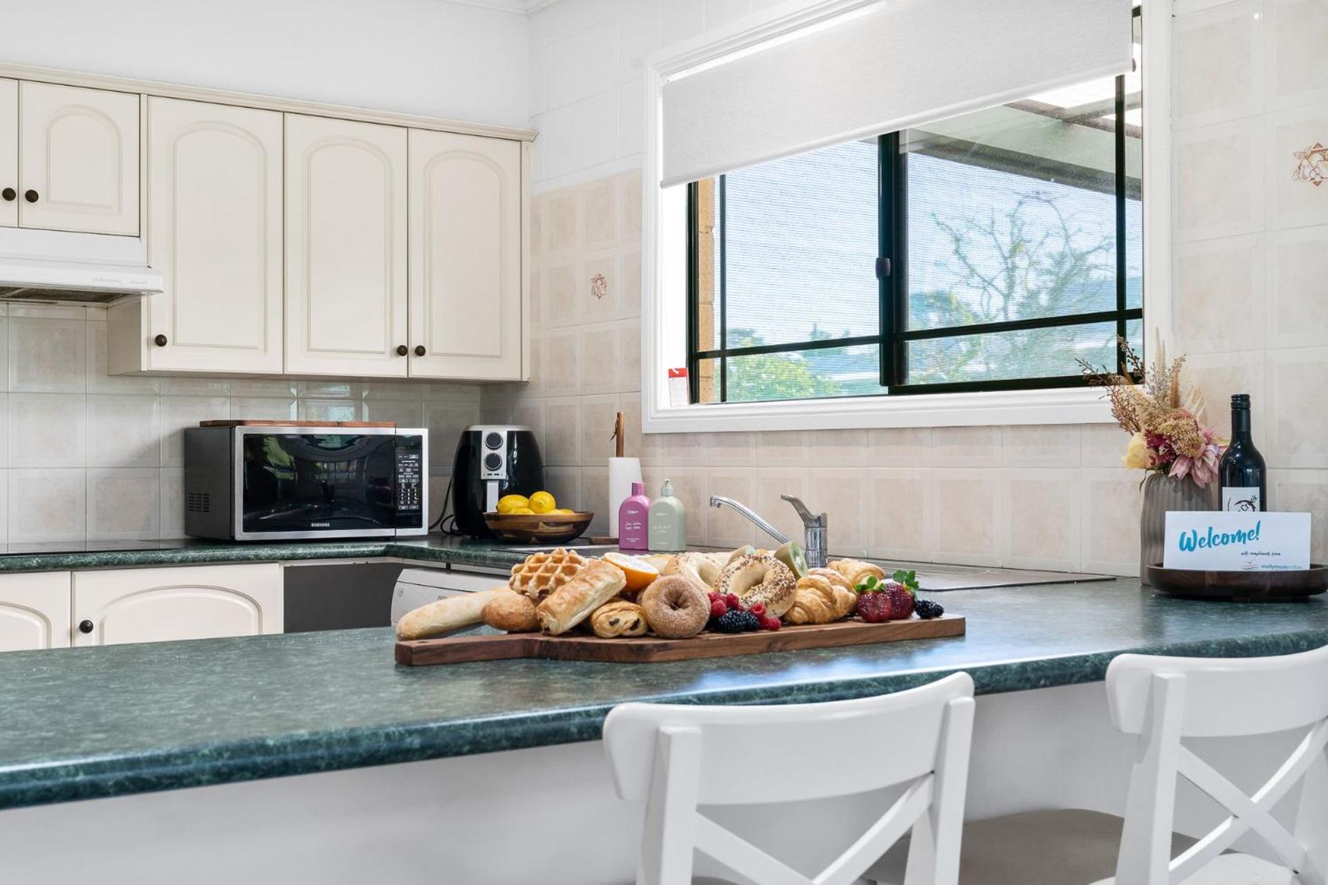 Mountain Views Milton - renovated home near village