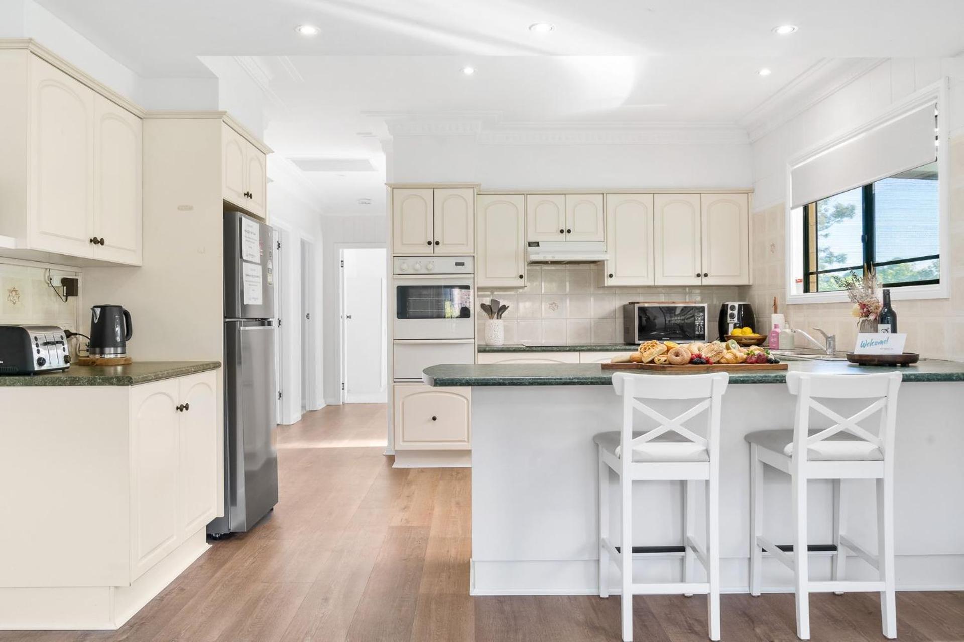 Mountain Views Milton - renovated home near village